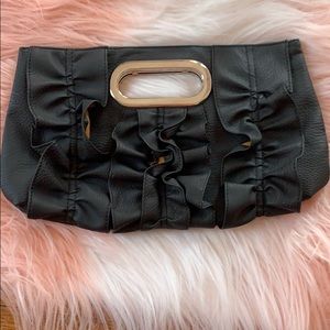 Ruffle clutch